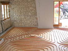 hot-water-pipes-in-a-heated-floor-laid-ready-to-receive-the-concrete-screed-that-protects-them-and-transmits-warmth-to-the-room
